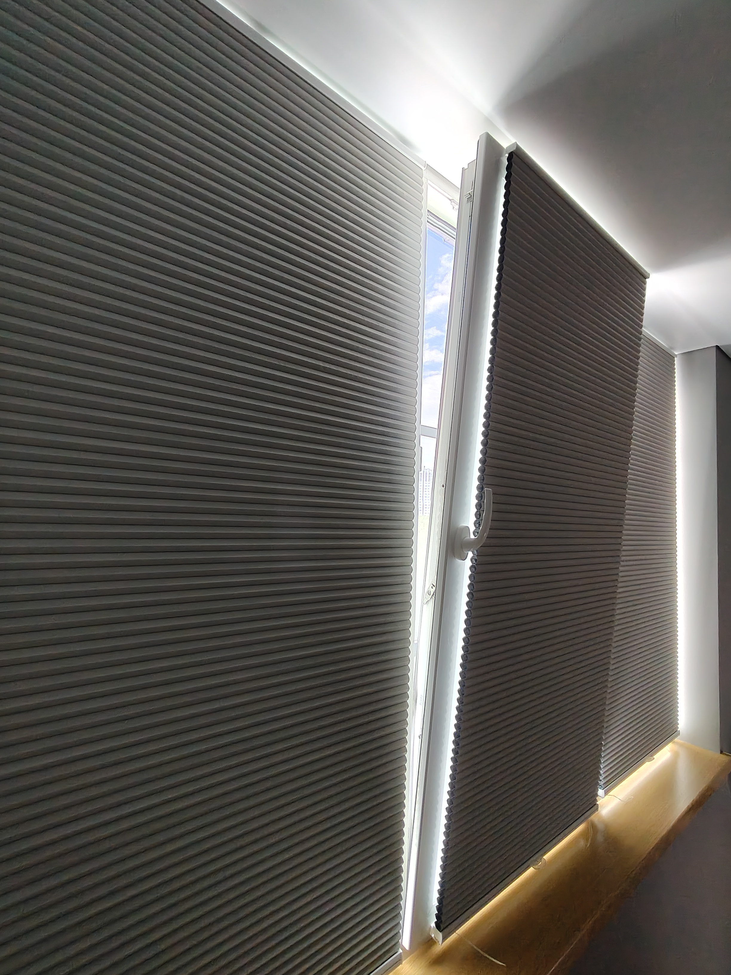 Реальная работа ЦЕНТР-ЖАЛЮЗИ: сотовые шторы Hunter Douglas Duette Blackout на прямоугольном окне
